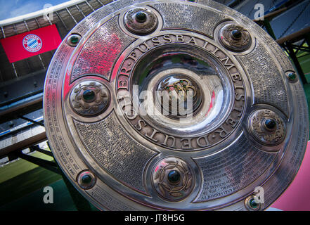 München, Deutschland. 8 Aug, 2017. München, Deutschland. 8 Aug, 2017. Der Deutsche Fußball-Bund (DFB) Meisterschaft Schild auf der offiziellen Team Foto Veranstaltung des FC Bayern München in der Allianz Arena in München, Deutschland, 8. August 2017. Foto: Peter Kneffel/dpa/Alamy leben Nachrichten Stockfoto