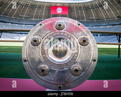 München, Deutschland. 8 Aug, 2017. München, Deutschland. 8 Aug, 2017. Der Deutsche Fußball-Bund (DFB) Meisterschaft Schild auf der offiziellen Team Foto Veranstaltung des FC Bayern München in der Allianz Arena in München, Deutschland, 8. August 2017. Foto: Peter Kneffel/dpa/Alamy leben Nachrichten Stockfoto