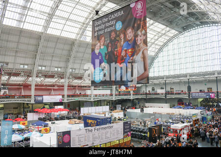 London, Großbritannien. 8 Aug, 2017. Hunderte von Bier Liebhaber strömen zu den 40 camra Great British Beer Festival in Olympia london Exhibition Centre, 900 verschiedene Ales, Handwerk Bieren internationale Biere, Apfelwein Credit: Amer ghazzal/alamy leben Nachrichten Stockfoto