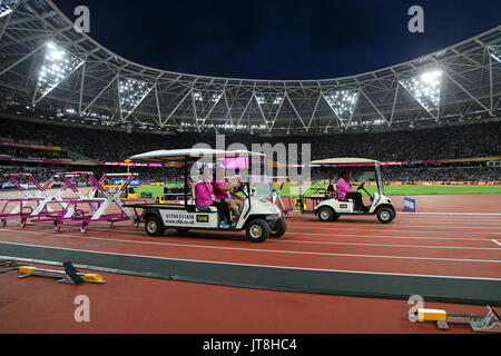 London, Großbritannien. 7. August 2017. Freiwillige entfernen die Hürden in 2017, Leichtathletik-WM, Queen Elizabeth Olympic Park, Stratford, London, UK. Foto: Simon Balson/Alamy leben Nachrichten Stockfoto