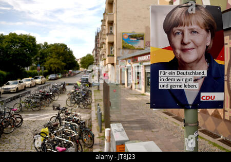 Berlin, Deutschland. 8 Aug, 2017. Ein CDU-Plakat für die Bundestagswahl 2017 mit Merkel auf einer Straße in Berlin, Deutschland, 8. August 2017. Die deutsche parlamentarische Wahlen für den 24. September 2017 geplant. Foto: Christina Peters/dpa/Alamy leben Nachrichten Stockfoto