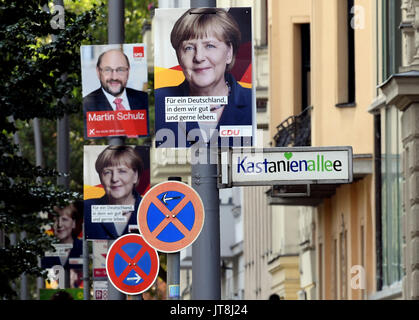 Berlin, Deutschland. 8 Aug, 2017. Plakat für die Bundestagswahl 2017 mit CDU-Kanzlerkandidatin Merkel und SPD-Kandidat Martin Schulz auf einer Straße in Berlin, Deutschland, 8. August 2017. Die deutsche parlamentarische Wahlen für den 24. September 2017 geplant. Foto: Christina Peters/dpa/Alamy leben Nachrichten Stockfoto