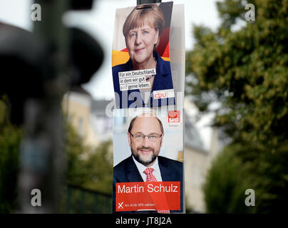 Berlin, Deutschland. 8 Aug, 2017. Plakat für die Bundestagswahl 2017 mit CDU-Kanzlerkandidatin Merkel und SPD-Kandidat Martin Schulz auf einer Straße in Berlin, Deutschland, 8. August 2017. Die deutsche parlamentarische Wahlen für den 24. September 2017 geplant. Foto: Christina Peters/dpa/Alamy leben Nachrichten Stockfoto