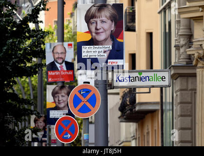 Berlin, Deutschland. 8 Aug, 2017. Plakat für die Bundestagswahl 2017 mit CDU-Kanzlerkandidatin Merkel und SPD-Kandidat Martin Schulz auf einer Straße in Berlin, Deutschland, 8. August 2017. Die deutsche parlamentarische Wahlen für den 24. September 2017 geplant. Foto: Britta Pedersen/dpa-Zentralbild/ZB/dpa/Alamy leben Nachrichten Stockfoto