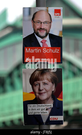 Berlin, Deutschland. 8 Aug, 2017. Plakat für die Bundestagswahl 2017 mit CDU-Kanzlerkandidatin Merkel und SPD-Kandidat Martin Schulz auf einer Straße in Berlin, Deutschland, 8. August 2017. Die deutsche parlamentarische Wahlen für den 24. September 2017 geplant. Foto: Britta Pedersen/dpa-Zentralbild/dpa/Alamy leben Nachrichten Stockfoto