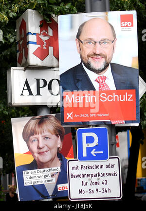 Berlin, Deutschland. 8 Aug, 2017. Plakat für die Bundestagswahl 2017 mit CDU-Kanzlerkandidatin Merkel und SPD-Kandidat Martin Schulz auf einer Straße in Berlin, Deutschland, 8. August 2017. Die deutsche parlamentarische Wahlen für den 24. September 2017 geplant. Foto: Britta Pedersen/dpa-Zentralbild/dpa/Alamy leben Nachrichten Stockfoto