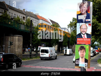 Berlin, Deutschland. 8 Aug, 2017. Plakat für die Bundestagswahl 2017 mit CDU-Kanzlerkandidatin Merkel und SPD-Kandidat Martin Schulz und Gruener OB-Kandidat Stefan Gelbhaar auf einer Straße in Berlin, Deutschland, 8. August 2017. Die deutsche parlamentarische Wahlen für den 24. September 2017 geplant. Foto: Christina Peters/dpa/Alamy leben Nachrichten Stockfoto