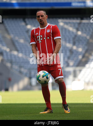 München, Deutschland. 8 Aug, 2017. Bayern München Franck Ribery reagiert, bevor Sie die Team Fotos bei der Allianz Arena in München, Deutschland, am Aug 8, 2017. Spieler und Trainer des FC Bayern München nahm Team Fotos für die kommenden Deutschen Bundelisga Saison in der Allianz Arena am Dienstag. Credit: Philippe Ruiz/Xinhua/Alamy leben Nachrichten Stockfoto