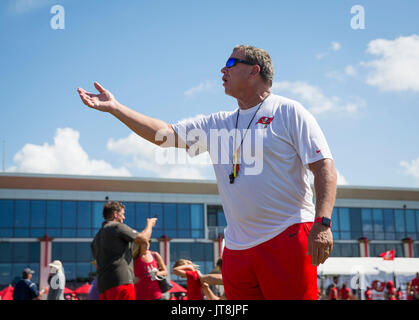 Florida, USA. 8 Aug, 2017. LOREN ELLIOTT | Zeiten. Tampa Bay Buccaneers linebackers Coach Mark Duffner ist während des Trainings Camp an einem Buccaneer in Tampa, Fla., am Dienstag, 12.08.8, 2017 gesehen. Credit: Loren Elliott/Tampa Bay Zeiten/ZUMA Draht/Alamy leben Nachrichten Stockfoto