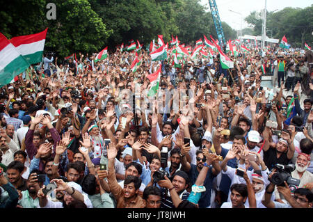 Anhänger der Awami Tehreek (PAT) halten Protest Demonstration gegen die amtierende Regierung und fordern Gerechtigkeit für die märtyrer von Modell Stadt Tragödie, bei der Ankunft von PAT Vorsitzender Dr. Tahir-ul-Qadri, am Mall Road in Lahore am Dienstag, August 08, 2017. Credit: Asianet-Pakistan/Alamy leben Nachrichten Stockfoto