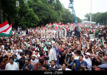 Anhänger der Awami Tehreek (PAT) halten Protest Demonstration gegen die amtierende Regierung und fordern Gerechtigkeit für die märtyrer von Modell Stadt Tragödie, bei der Ankunft von PAT Vorsitzender Dr. Tahir-ul-Qadri, am Mall Road in Lahore am Dienstag, August 08, 2017. Credit: Asianet-Pakistan/Alamy leben Nachrichten Stockfoto