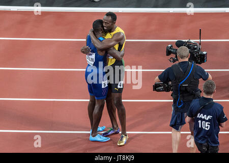 London, Grossbritannien. 05 Aug, 2017. Usain Bolt r. (JAM/3.Platz) umarmt Sieger Justin Gatlin (USA/1. Platz), Umarmung Finale 100 m der Maenner, am 05.08.2017 Wirtschaft Championships 2017 in London/Grossbritannien, vom 04.08. - 13.08.2017. | Verwendung weltweit Quelle: dpa/Alamy leben Nachrichten Stockfoto