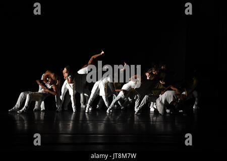 Köln, Deutschland. 8 Aug, 2017. Tänzer aus den USA Dance Company - Alvin Ailey American Dance Theater - Tanz während eines Anrufs drücken, um auf der Bühne der Philharmonie im Rahmen des Kölner Sommerfestival in Köln, Deutschland, 8. August 2017. Die Dance Company aus New York geben Gastspiele in der Philharmonie in Köln vom 08. - 13. August 2017. - Keine LEITUNG SERVICE - Foto: Horst Galuschka/dpa/Horst Galuschka dpa/Alamy leben Nachrichten Stockfoto