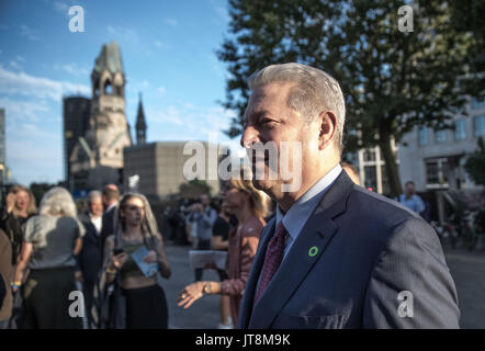 Berlin, Deutschland. 8 Aug, 2017. Der ehemalige US-Vizepräsident Al Gore und der Spoiler kommt für ein Screening der Film "Eine unbequeme Fortsetzung: den Mächtigen die Wahrheit' im Zoopalast in Berlin, Deutschland, 8. August 2017. Foto: Jörg Carstensen/dpa/Alamy leben Nachrichten Stockfoto