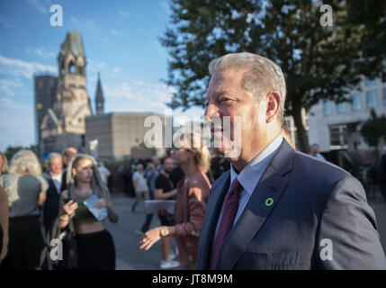 Berlin, Deutschland. 08 Aug, 2017. Der ehemalige US-Vizepräsident Al Gore und der Spoiler kommt für ein Screening der Film "Eine unbequeme Fortsetzung: den Mächtigen die Wahrheit' im Zoopalast in Berlin, Deutschland, 8. August 2017 Foto: Jörg Carstensen/dpa/Alamy leben Nachrichten Stockfoto