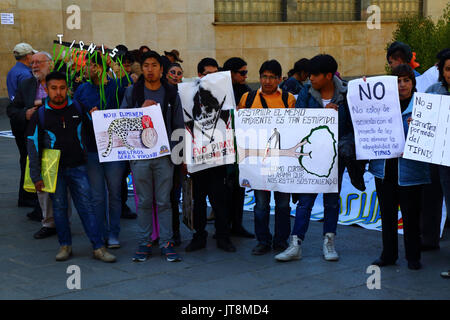 La Paz, Bolivien, 8. August 2017. Die Demonstranten halten Plakate hoch, bei einem Treffen ihre Opposition gegen die Regierung plant Gesetz 180, das heute im Senat diskutiert wird für nichtig zu zeigen. Das Gesetz war 2011 nach massiven Protesten (2 Monat März aus der Region La Paz) von TIPNIS Einwohner und viele andere gegen die umstrittenen Pläne der Regierung eine Straße durch die Region ohne Beratung Kredit zu bauen: James Brunker/Alamy Leben Nachrichten erstellt Stockfoto