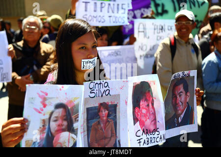 La Paz, Bolivien, 8. August 2017. Eine Demonstrantin hält Blut Fotos von der Regierung zahlen bei einem Treffen gegen die von der Bundesregierung geplante Gesetz 180, das heute im Senat diskutiert wird für nichtig zu zeigen. Das Gesetz war 2011 nach massiven Protesten (2 Monat März aus der Region La Paz) von TIPNIS Einwohner und viele andere gegen die umstrittenen Pläne der Regierung eine Straße durch die Region ohne Beratung Kredit zu bauen: James Brunker/Alamy Leben Nachrichten erstellt Stockfoto