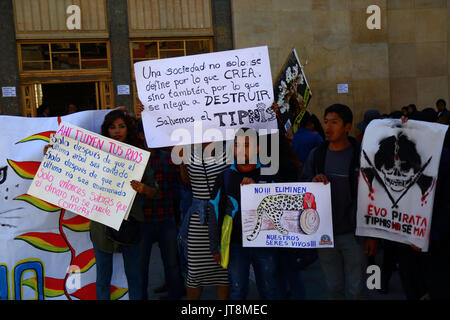 La Paz, Bolivien, 8. August 2017. Die Demonstranten halten Plakate hoch, bei einem Treffen ihre Opposition gegen die Regierung plant Gesetz 180, das heute im Senat diskutiert wird für nichtig zu zeigen. Das Gesetz war 2011 nach massiven Protesten (2 Monat März aus der Region La Paz) von TIPNIS Einwohner und viele andere gegen die umstrittenen Pläne der Regierung eine Straße durch die Region ohne Beratung Kredit zu bauen: James Brunker/Alamy Leben Nachrichten erstellt Stockfoto