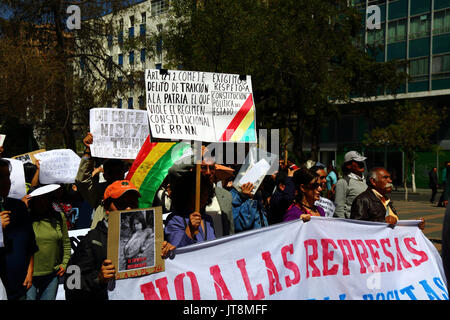 La Paz, Bolivien, 8. August 2017. Eine Demonstrantin hält ein Plakat mit einem Abschnitt der bolivianischen Verfassung während einer Demonstration gegen die von der Bundesregierung geplante Gesetz 180, das heute im Senat diskutiert wird für nichtig zu zeigen. Das Gesetz war 2011 nach massiven Protesten (2 Monat März aus der Region La Paz) von TIPNIS Einwohner und viele andere gegen die umstrittenen Pläne der Regierung eine Straße durch die Region ohne Beratung Kredit zu bauen: James Brunker/Alamy Leben Nachrichten erstellt Stockfoto