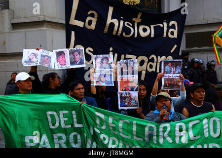 La Paz, Bolivien, 8. August 2017. TIPNIS Subzentraler indigene Führer Marqueza Teco (R) spricht auf einer Konferenz gegen die von der Bundesregierung geplante Gesetz 180, das heute im Senat diskutiert wird für nichtig zu zeigen. Hinter ihr Demonstranten halten Blut bedeckt Fotos der bolivianische Präsident Evo Morales, Vizepräsident Alvaro Garcia Linera und andere Persönlichkeiten des öffentlichen Lebens. Credit: James Brunker/Alamy leben Nachrichten Stockfoto