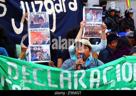 La Paz, Bolivien, 8. August 2017. TIPNIS Subzentraler indigene Führer Marqueza Teco bei einem Treffen gegen die von der Bundesregierung geplante Gesetz 180, das heute im Senat diskutiert wird für nichtig zu zeigen spricht. Hinter ihr Demonstranten halten Blut bedeckt Fotos der bolivianische Präsident Evo Morales, Vizepräsident Alvaro Garcia Linera und andere Persönlichkeiten des öffentlichen Lebens. Credit: James Brunker/Alamy leben Nachrichten Stockfoto