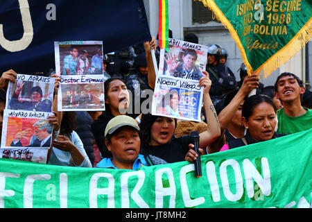 La Paz, Bolivien, 8. August 2017. TIPNIS Subzentraler indigene Führer Marqueza Teco (vorne Mitte) führt ein Treffen gegen die von der Bundesregierung geplante Gesetz 180, das heute im Senat diskutiert wird für nichtig zu zeigen. Hinter ihr Demonstranten halten Blut bedeckt Fotos der bolivianische Präsident Evo Morales, Vizepräsident Alvaro Garcia Linera und andere Persönlichkeiten des öffentlichen Lebens. Credit: James Brunker/Alamy leben Nachrichten Stockfoto