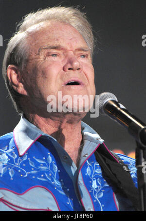 Juni 7, 2012 - Nashville, TN, USA - 08. August 2017 - Verschiedene - Glen Campbell, die Stimme hinter 21 Top 40 Hits, darunter "Rhinestone Cowboy'', ''Wichita Lineman'' und '', bis ich an Phoenix", "gestorben Dienstag. Er war 81. Während einer Karriere, die sechs Dekaden überspannt, Campbell verkauft über 45 Millionen Datensätze. 1968 verkaufte er die Beatles. Campbell war vier Mal verheiratet und hat 5 Söhne und 3 Töchter. In den frühen 1980er Jahren, beim Kämpfen Alkoholismus und Kokainsucht, Campbell, tabloid Schlagzeilen mit einer 15-monatigen, high-profile Beziehung mit Country Sängerin Tanya Tucker, der 2 war Stockfoto