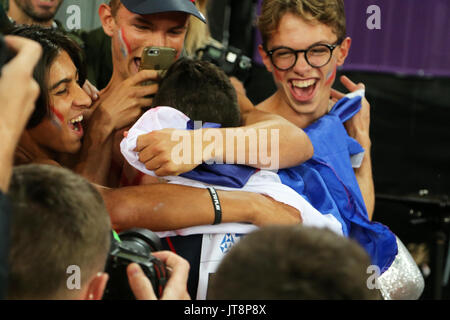 London, Großbritannien. 8. August 2017. Pierre-Ambroise BOSSE, Frankreich feiert seinen Sieg mit Zuschauern nach dem Sieg der Männer 800 m-Finale bei den 2017, Leichtathletik-WM, Queen Elizabeth Olympic Park, Stratford, London, UK. Foto: Simon Balson/Alamy leben Nachrichten Stockfoto