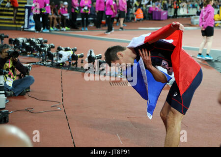 London, Großbritannien. 8. August 2017. Pierre-Ambroise BOSSE, Frankreich feiert seinen Sieg mit Zuschauern nach dem Sieg der Männer 800 m-Finale bei den 2017, Leichtathletik-WM, Queen Elizabeth Olympic Park, Stratford, London, UK. Foto: Simon Balson/Alamy leben Nachrichten Stockfoto