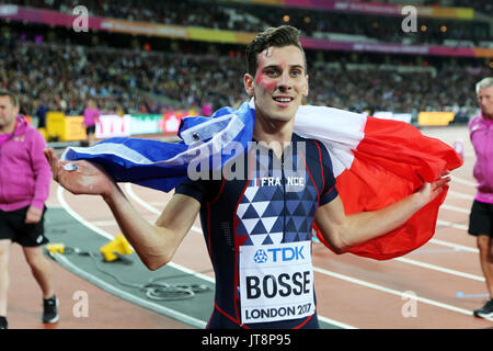 London, Großbritannien. 8. August 2017. Pierre-Ambroise BOSSE, Frankreich feiert seinen Sieg mit Zuschauern nach dem Sieg der Männer 800 m-Finale bei den 2017, Leichtathletik-WM, Queen Elizabeth Olympic Park, Stratford, London, UK. Foto: Simon Balson/Alamy leben Nachrichten Stockfoto