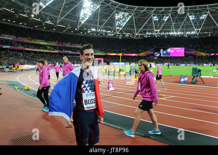 London, Großbritannien. 8. August 2017. Pierre-Ambroise BOSSE, Frankreich feiert seinen Sieg mit Zuschauern nach dem Sieg der Männer 800 m-Finale bei den 2017, Leichtathletik-WM, Queen Elizabeth Olympic Park, Stratford, London, UK. Foto: Simon Balson/Alamy leben Nachrichten Stockfoto