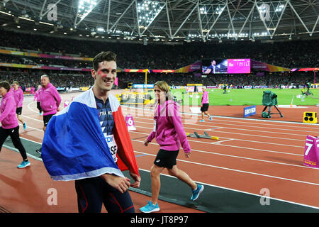 London, Großbritannien. 8. August 2017. Pierre-Ambroise BOSSE, Frankreich feiert seinen Sieg mit Zuschauern nach dem Sieg der Männer 800 m-Finale bei den 2017, Leichtathletik-WM, Queen Elizabeth Olympic Park, Stratford, London, UK. Foto: Simon Balson/Alamy leben Nachrichten Stockfoto