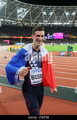 London, Großbritannien. 8. August 2017. Pierre-Ambroise BOSSE, Frankreich feiert seinen Sieg mit Zuschauern nach dem Sieg der Männer 800 m-Finale bei den 2017, Leichtathletik-WM, Queen Elizabeth Olympic Park, Stratford, London, UK. Foto: Simon Balson/Alamy leben Nachrichten Stockfoto