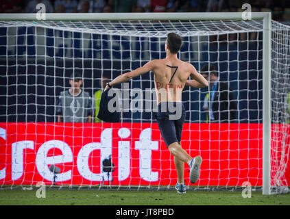 Skopje, Mazedonien. 08 Aug, 2017. August 2017, Philipp II. Nationale Arena, Skopje, Mazedonien; UEFA Super Cup 2017; Real Madrid gegen Manchester United; Fan von Real Madrid Eintrag nach dem Ende des Spiels Credit: Nikola Krstic/Alamy leben Nachrichten Stockfoto