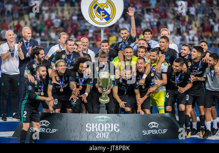 Skopje, Mazedonien. 08 Aug, 2017. August 2017, Philipp II. Nationale Arena, Skopje, Mazedonien; UEFA Super Cup 2017; Real Madrid gegen Manchester United; Spieler von Reich Madrid feiern einen Sieg mit der Super Cup mit einer Trophäe Credit: Nikola Krstic/Alamy leben Nachrichten Stockfoto