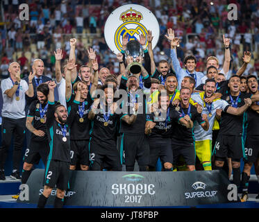 Skopje, Mazedonien. 08 Aug, 2017. August 2017, Philipp II. Nationale Arena, Skopje, Mazedonien; UEFA Super Cup 2017; Real Madrid gegen Manchester United; Spieler von Reich Madrid feiern einen Sieg mit der Super Cup mit einer Trophäe Credit: Nikola Krstic/Alamy leben Nachrichten Stockfoto