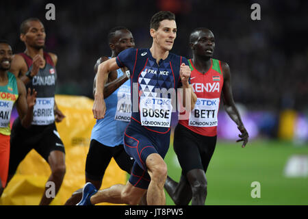London, Großbritannien. 8. August 2017. Pierre-Ambroise Bosse (Frankreich) führt Kipyegon Bett (Kenia) zum Gewinnen der Männer 800 m-Finale bei den London Stadium, an Tag 5 Der IAAF World Championships in London 2017. Bett würde Dritten beenden. Credit: Stephen Chung/Alamy leben Nachrichten Stockfoto