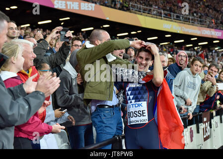 London, Großbritannien. 8. August 2017. Pierre-Ambroise Bosse (Frankreich) feiert mit den Fans nach dem Gewinn der Männer 800 m-Finale bei den London Stadium, an Tag 5 Der IAAF World Championships in London 2017. Credit: Stephen Chung/Alamy leben Nachrichten Stockfoto