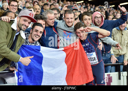 London, Großbritannien. 8. August 2017. Pierre-Ambroise Bosse (Frankreich) feiert mit den Fans nach dem Gewinn der Männer 800 m-Finale bei den London Stadium, an Tag 5 Der IAAF World Championships in London 2017. Credit: Stephen Chung/Alamy leben Nachrichten Stockfoto