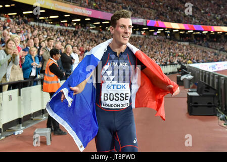 London, Großbritannien. 8. August 2017. Pierre-Ambroise Bosse (Frankreich) feiert mit den Fans nach dem Gewinn der Männer 800 m-Finale bei den London Stadium, an Tag 5 Der IAAF World Championships in London 2017. Credit: Stephen Chung/Alamy leben Nachrichten Stockfoto