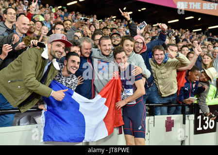 London, Großbritannien. 8. August 2017. Pierre-Ambroise Bosse (Frankreich) feiert mit den Fans nach dem Gewinn der Männer 800 m-Finale bei den London Stadium, an Tag 5 Der IAAF World Championships in London 2017. Credit: Stephen Chung/Alamy leben Nachrichten Stockfoto