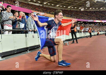 London, Großbritannien. 8. August 2017. Pierre-Ambroise Bosse (Frankreich) feiert mit den Fans nach dem Gewinn der Männer 800 m-Finale bei den London Stadium, an Tag 5 Der IAAF World Championships in London 2017. Credit: Stephen Chung/Alamy leben Nachrichten Stockfoto