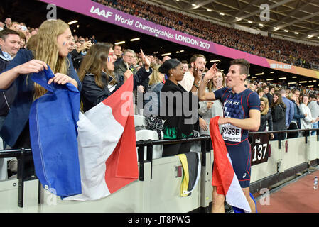 London, Großbritannien. 8. August 2017. Pierre-Ambroise Bosse (Frankreich) feiert mit den Fans nach dem Gewinn der Männer 800 m-Finale bei den London Stadium, an Tag 5 Der IAAF World Championships in London 2017. Credit: Stephen Chung/Alamy leben Nachrichten Stockfoto