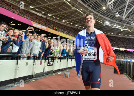 London, Großbritannien. 8. August 2017. Pierre-Ambroise Bosse (Frankreich) feiert mit den Fans nach dem Gewinn der Männer 800 m-Finale bei den London Stadium, an Tag 5 Der IAAF World Championships in London 2017. Credit: Stephen Chung/Alamy leben Nachrichten Stockfoto
