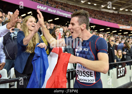 London, Großbritannien. 8. August 2017. Pierre-Ambroise Bosse (Frankreich) feiert mit den Fans nach dem Gewinn der Männer 800 m-Finale bei den London Stadium, an Tag 5 Der IAAF World Championships in London 2017. Credit: Stephen Chung/Alamy leben Nachrichten Stockfoto