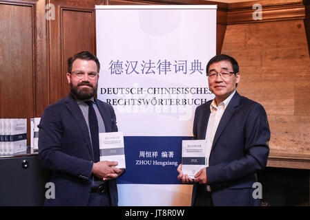 Berlin, Deutschland. 8 Aug, 2017. Compiler des Deutsch-chinesischen Gesetz Wörterbuch Zhou Hengxiang (R) hält das Wörterbuch bei einem Launch Zeremonie im Duncker & Humblot Verlag in Berlin, Hauptstadt der Bundesrepublik Deutschland, 8, am 12.08.2017. Credit: Shan Yuqi/Xinhua/Alamy leben Nachrichten Stockfoto