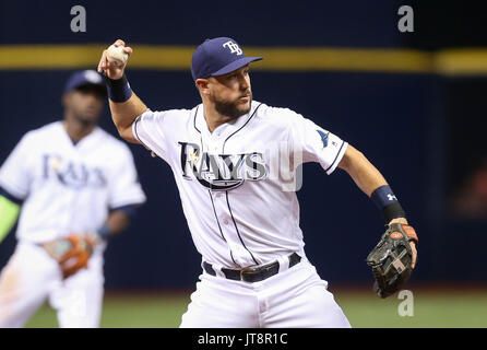 St. Petersburg, Florida, USA. 8 Aug, 2017. Wird VRAGOVIC | Zeiten. Tampa Bay Rays Third Baseman Trevor Plouffe (14) wirft die Boston Red Sox shortstop Xander Bogaerts (2) im zweiten Inning des Spiels zwischen den Boston Red Sox und die Tampa Bay Rays am Tropicana Feld in St. Petersburg, Fla. am Dienstag, 8. August 2017. Kreditkarten: werden Vragovic/Tampa Bay Zeiten/ZUMA Draht/Alamy leben Nachrichten Stockfoto