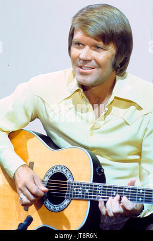 Datei PICS: Glen Campbell (April 22, 1936 - August 8, 2017) war ein US-amerikanischer Rock und Country Musik Sänger, Musiker, Songwriter, Fernsehmoderator und Schauspieler. Er ist am besten für eine Reihe von Hits in den 1960er und 1970er Jahren bekannt, und für die Bewirtung einer Musik und Comedy varieté The Glen Campbell Goodtime Hour auf CBS Television genannt von Januar 1969 bis Juni 1972. Während seiner 50 Jahre im Show business, Campbell gaben mehr als 70 Alben und verkaufte 45 Millionen Datensätze ansammeln 12 RIAA Gold Platin Alben, vier Alben und eine Doppel-Platin Album. Credit: ZUMA Press, Inc./Alamy leben Nachrichten Stockfoto