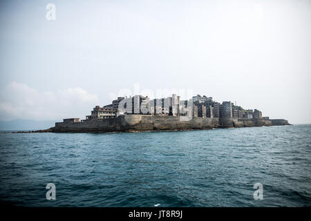 NAGASAKI, JAPAN - 8. AUGUST: hashima Insel, allgemein bekannt als gunkanjima oder 'Battleship Island' im Süden der Präfektur Nagasaki, Japan am 8. August 2017. Die Insel war ein Kohleabbau Werk bis zu seiner Schließung im Jahre 1974 ist ein Symbol für die rasche Industrialisierung Japans, eine Erinnerung an seine dunkle Vergangenheit als Ort der Zwangsarbeit während des Zweiten Weltkrieges. Die Insel ist nun als UNESCO Weltkulturerbe Japan Meiji Industrielle Revolution erkannt. (Foto: Richard Atrero de Guzman/LBA) Stockfoto