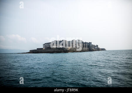 NAGASAKI, JAPAN - 8. AUGUST: hashima Insel, allgemein bekannt als gunkanjima oder 'Battleship Island' im Süden der Präfektur Nagasaki, Japan am 8. August 2017. Die Insel war ein Kohleabbau Werk bis zu seiner Schließung im Jahre 1974 ist ein Symbol für die rasche Industrialisierung Japans, eine Erinnerung an seine dunkle Vergangenheit als Ort der Zwangsarbeit während des Zweiten Weltkrieges. Die Insel ist nun als UNESCO Weltkulturerbe Japan Meiji Industrielle Revolution erkannt. (Foto: Richard Atrero de Guzman/LBA) Stockfoto